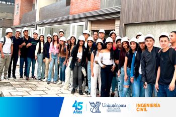 Estudiantes de Introducción a la Ingeniería Civil estrenan sus cascos en visita a obra real de construcción